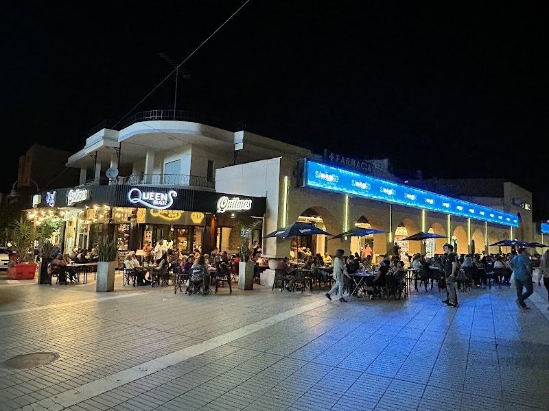 QUEENS RESTO & CAFE BAR - 3