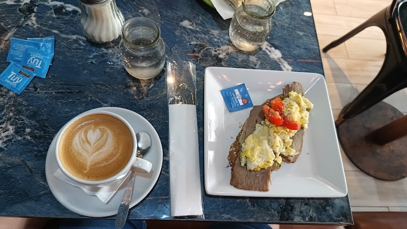 QUEENS RESTO & CAFE BAR - 4