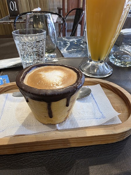 QUEENS RESTO & CAFE BAR - 5